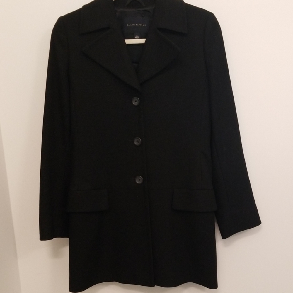 Classic lightweight, mid-length coat
